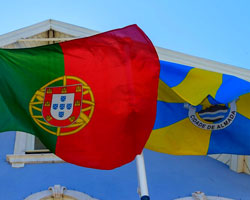 Bandeiras municipais portuguesas em frente a edifício público